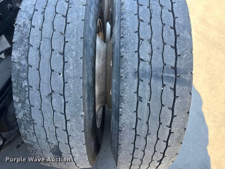 image for item DQ4337 2018 Peterbilt 389 semi truck