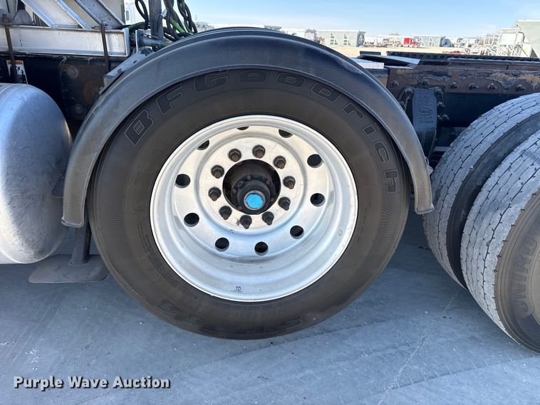 image for item DQ4337 2018 Peterbilt 389 semi truck