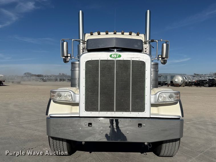 image for item DQ4338 2019 Peterbilt 389 semi truck