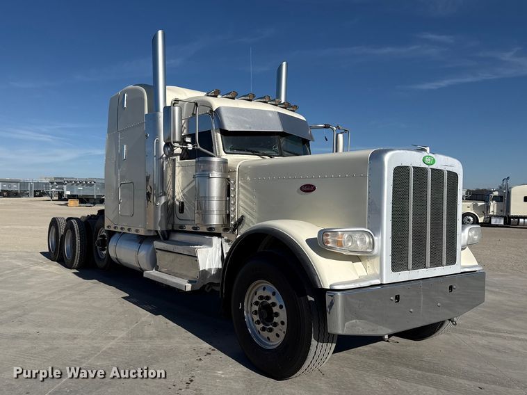 image for item DQ4338 2019 Peterbilt 389 semi truck