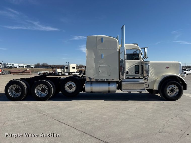 image for item DQ4338 2019 Peterbilt 389 semi truck