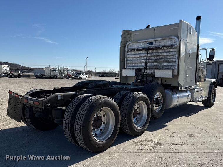 image for item DQ4338 2019 Peterbilt 389 semi truck