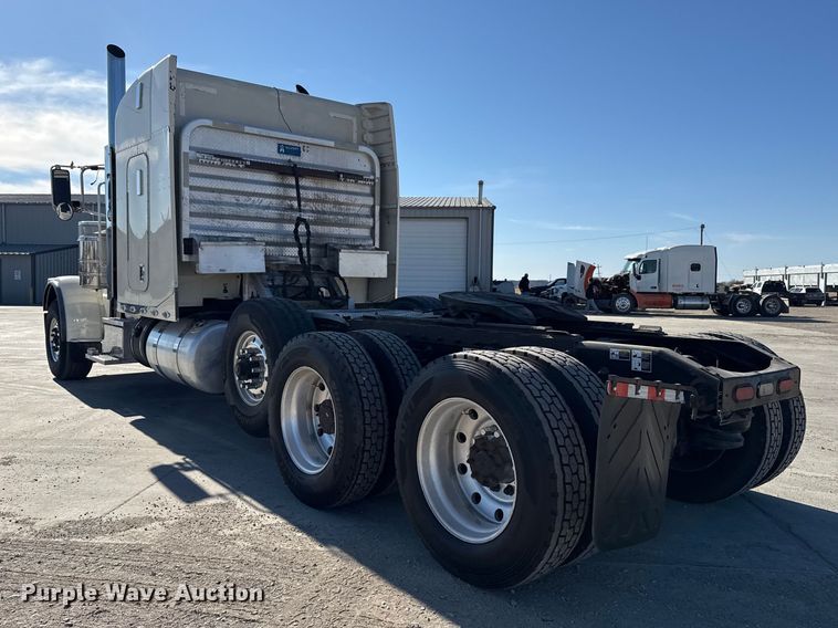 image for item DQ4338 2019 Peterbilt 389 semi truck