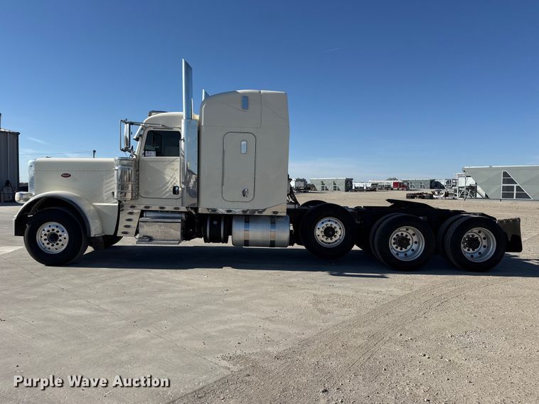 image for item DQ4338 2019 Peterbilt 389 semi truck