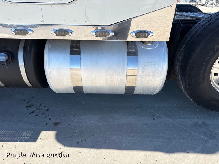 image for item DQ4338 2019 Peterbilt 389 semi truck