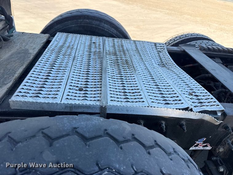 image for item DQ4338 2019 Peterbilt 389 semi truck