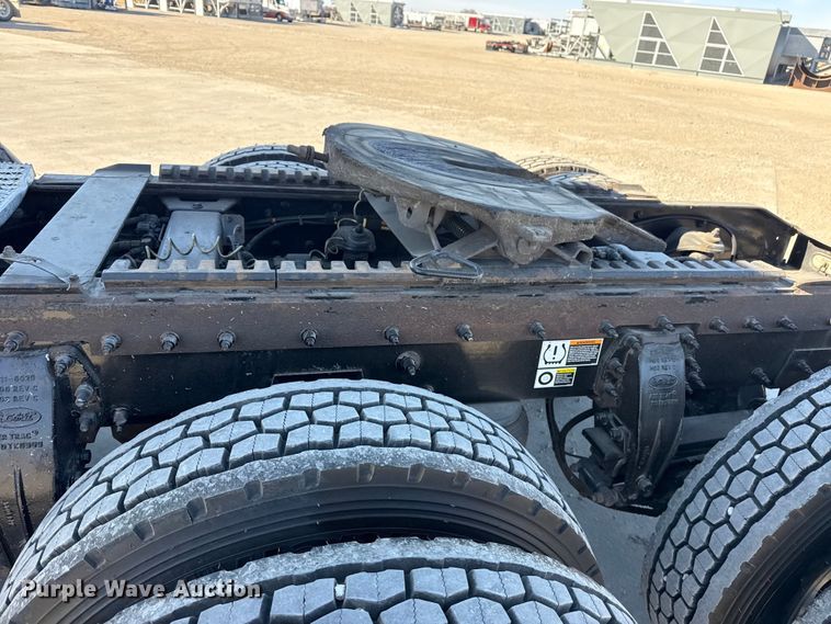 image for item DQ4338 2019 Peterbilt 389 semi truck