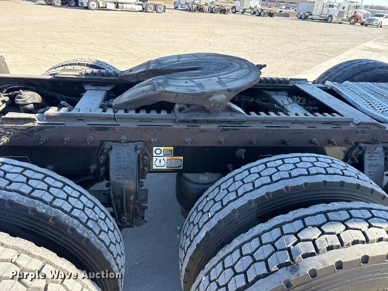 image for item DQ4338 2019 Peterbilt 389 semi truck