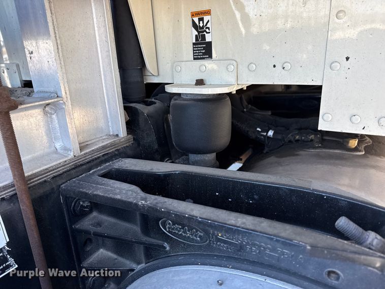 image for item DQ4338 2019 Peterbilt 389 semi truck