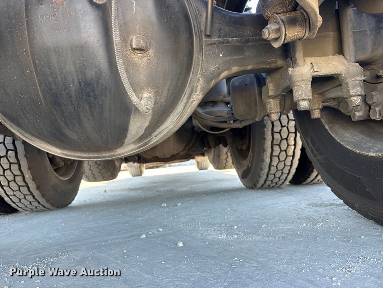 image for item DQ4338 2019 Peterbilt 389 semi truck