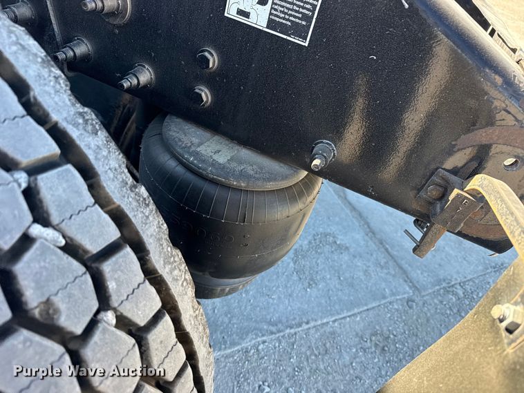 image for item DQ4338 2019 Peterbilt 389 semi truck