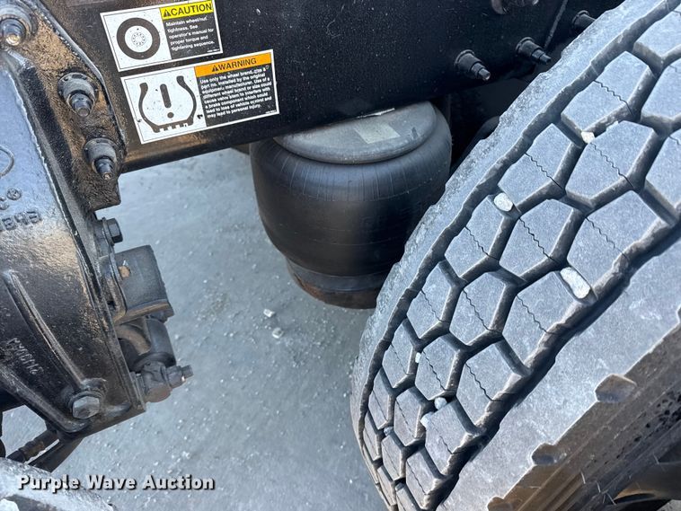 image for item DQ4338 2019 Peterbilt 389 semi truck