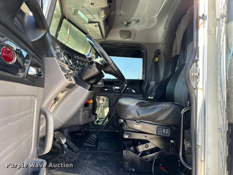 image for item DQ4338 2019 Peterbilt 389 semi truck