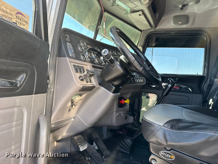 image for item DQ4338 2019 Peterbilt 389 semi truck