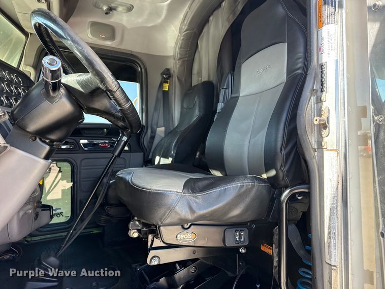 image for item DQ4338 2019 Peterbilt 389 semi truck