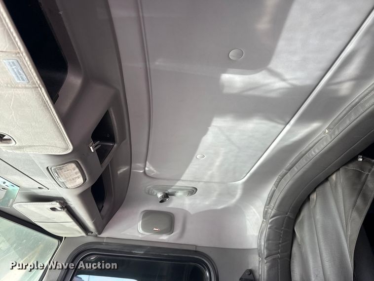 image for item DQ4338 2019 Peterbilt 389 semi truck