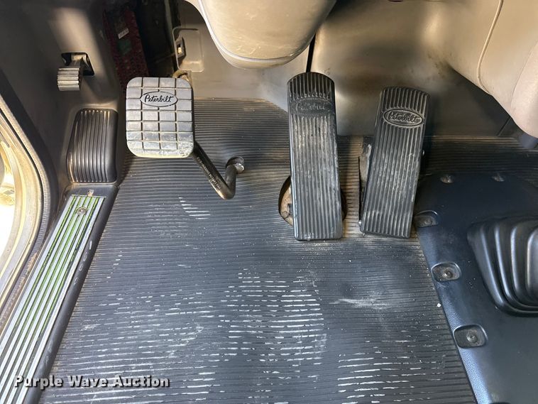 image for item DQ4338 2019 Peterbilt 389 semi truck