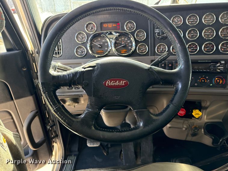 image for item DQ4338 2019 Peterbilt 389 semi truck