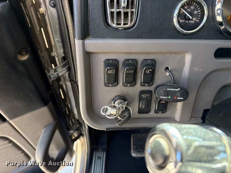 image for item DQ4338 2019 Peterbilt 389 semi truck