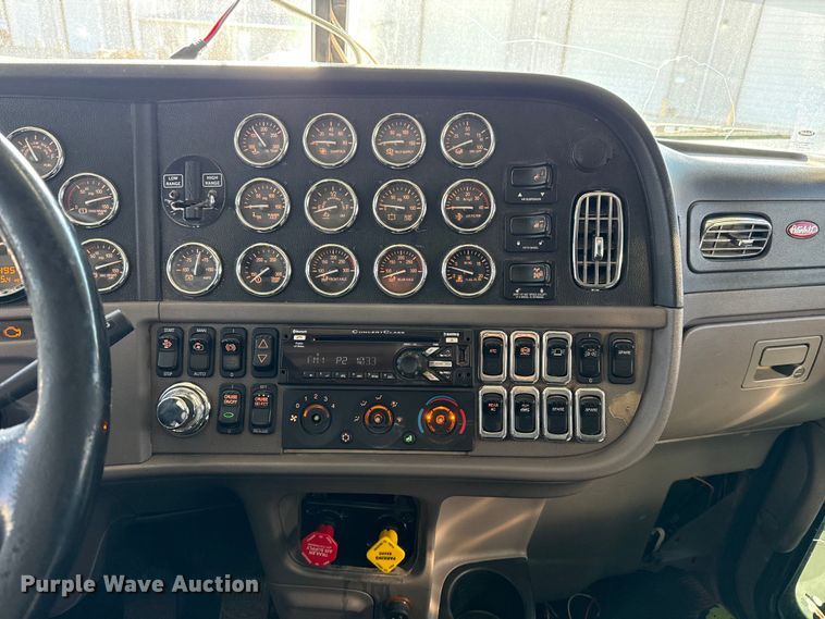 image for item DQ4338 2019 Peterbilt 389 semi truck