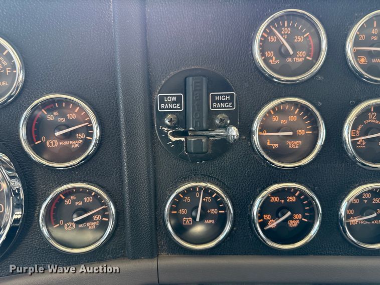 image for item DQ4338 2019 Peterbilt 389 semi truck