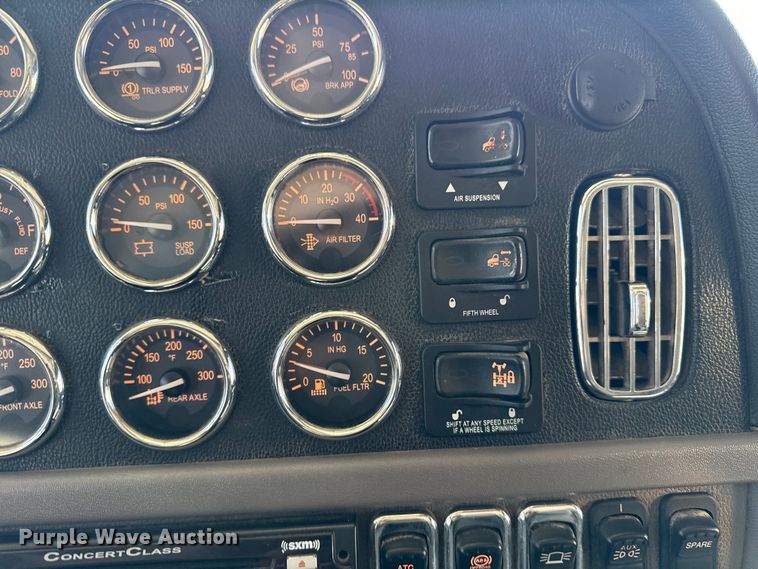 image for item DQ4338 2019 Peterbilt 389 semi truck