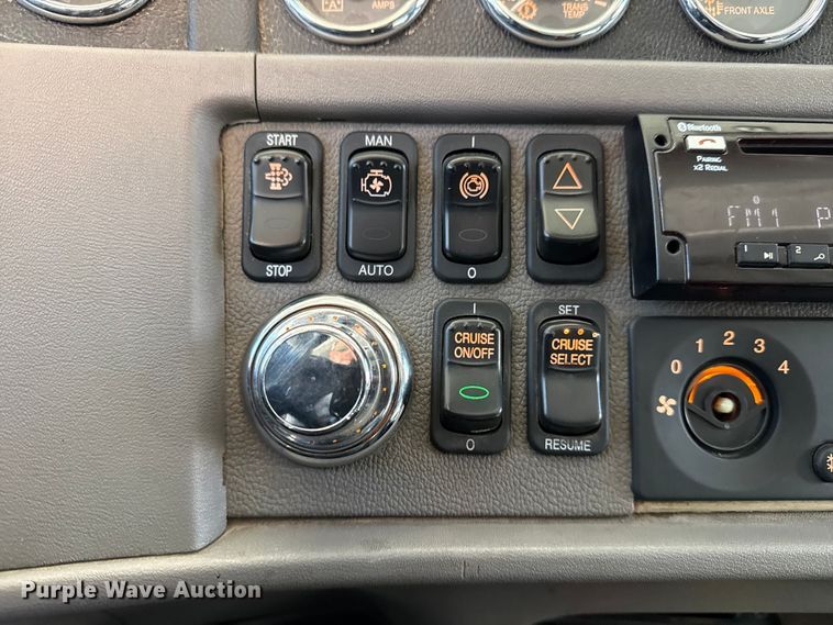 image for item DQ4338 2019 Peterbilt 389 semi truck