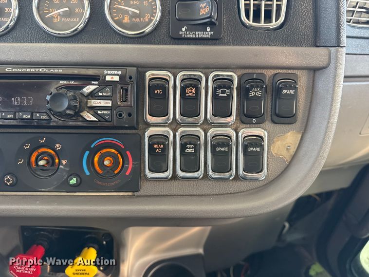 image for item DQ4338 2019 Peterbilt 389 semi truck