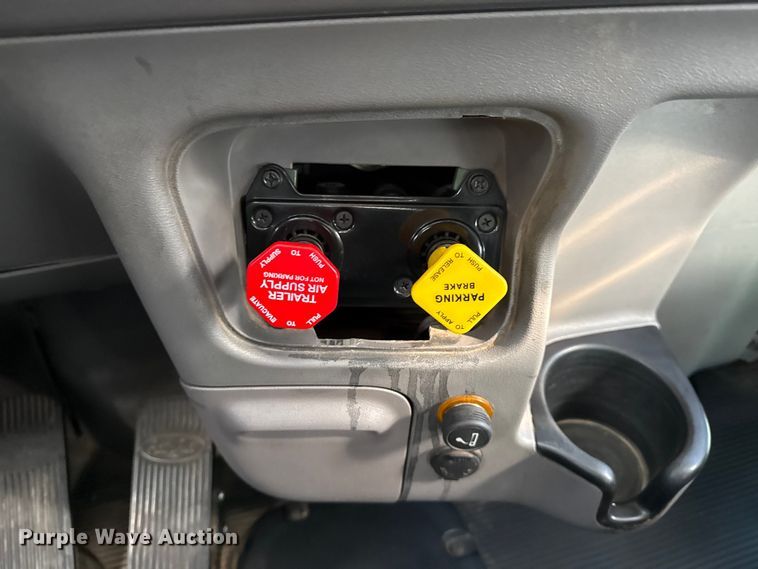 image for item DQ4338 2019 Peterbilt 389 semi truck