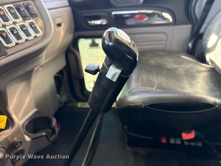 image for item DQ4338 2019 Peterbilt 389 semi truck