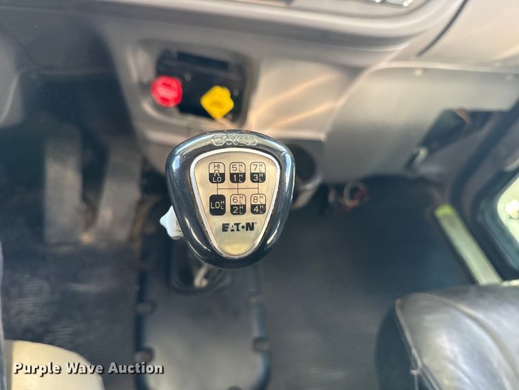 image for item DQ4338 2019 Peterbilt 389 semi truck