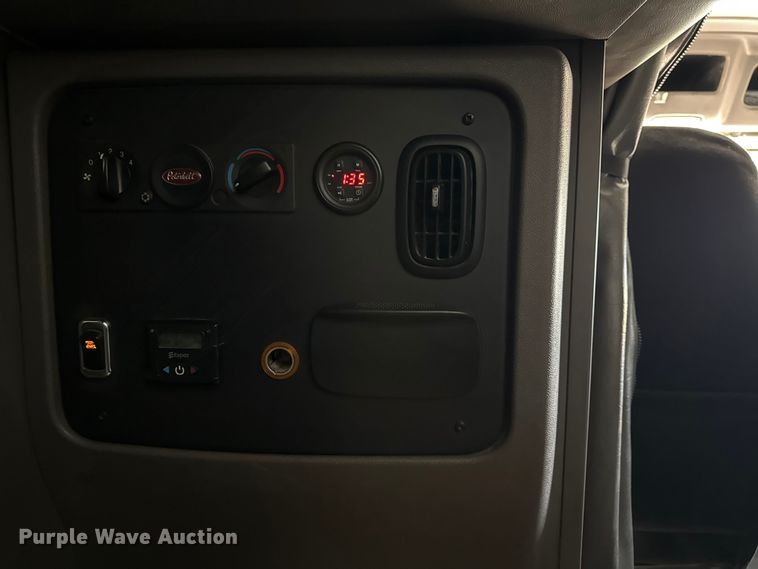 image for item DQ4338 2019 Peterbilt 389 semi truck