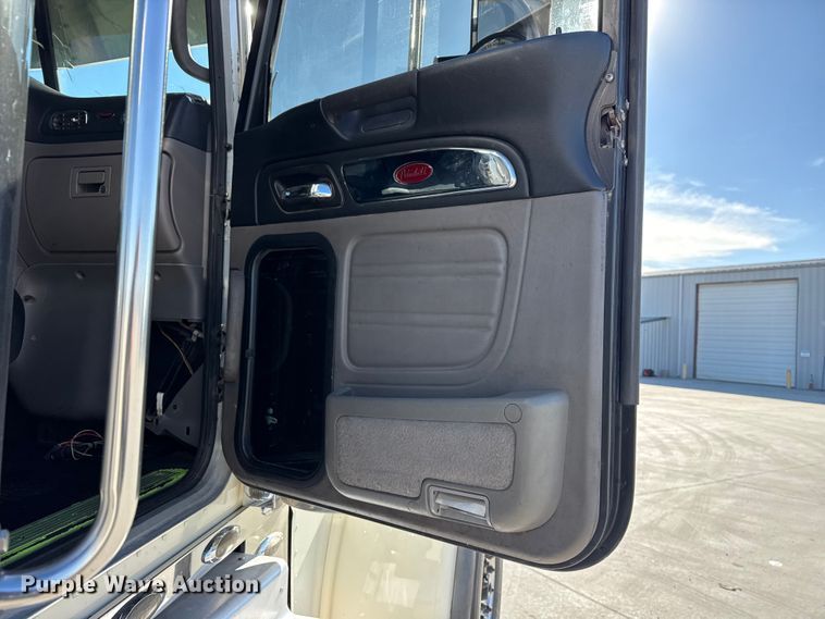 image for item DQ4338 2019 Peterbilt 389 semi truck