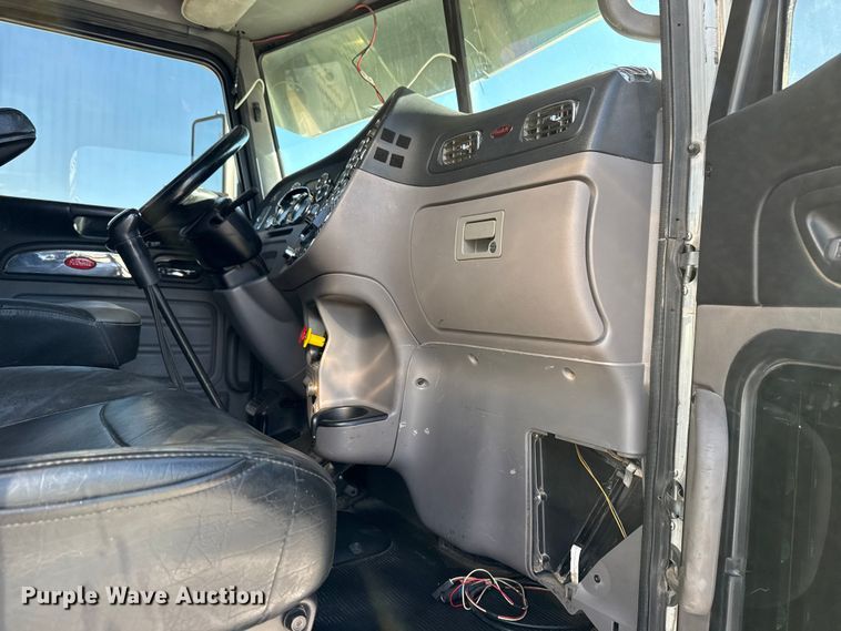 image for item DQ4338 2019 Peterbilt 389 semi truck