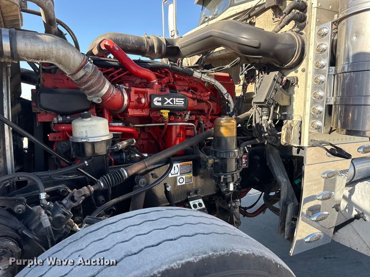 image for item DQ4338 2019 Peterbilt 389 semi truck