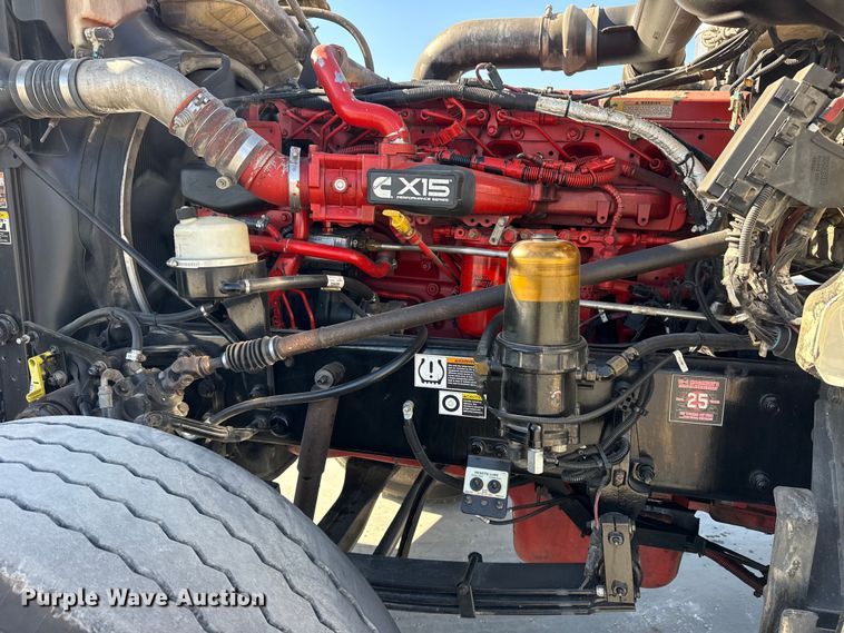 image for item DQ4338 2019 Peterbilt 389 semi truck