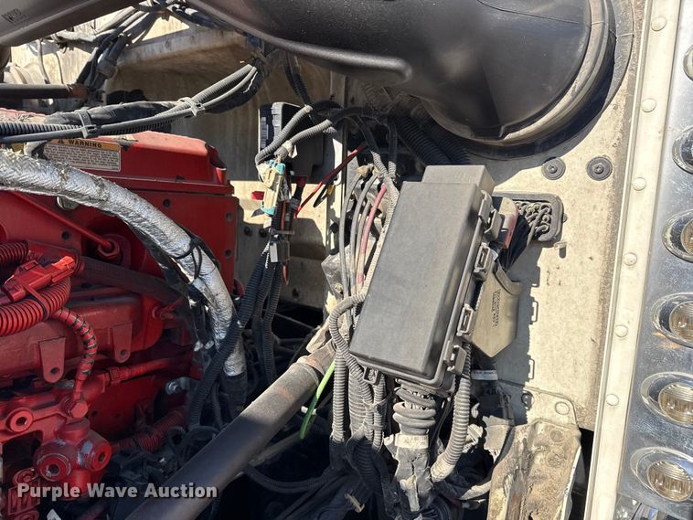 image for item DQ4338 2019 Peterbilt 389 semi truck