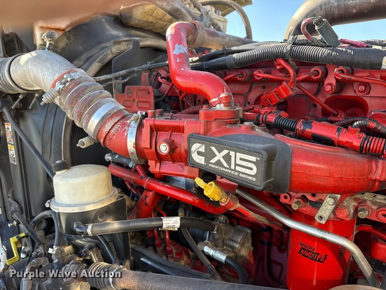 image for item DQ4338 2019 Peterbilt 389 semi truck