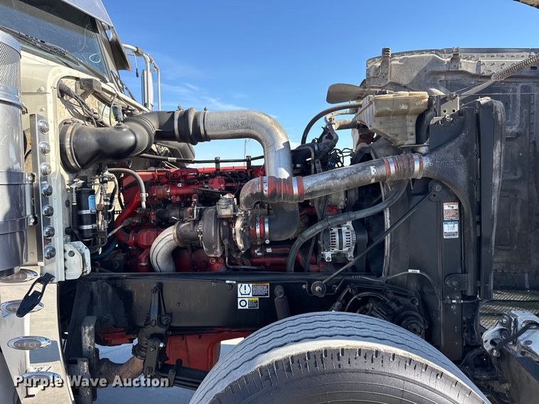 image for item DQ4338 2019 Peterbilt 389 semi truck