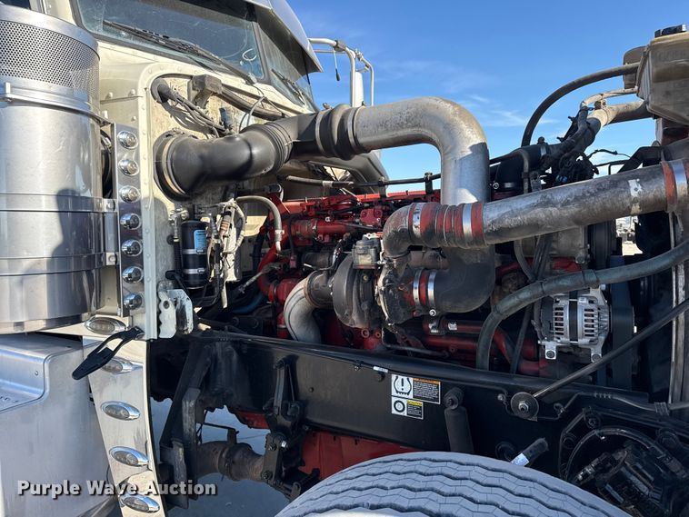 image for item DQ4338 2019 Peterbilt 389 semi truck