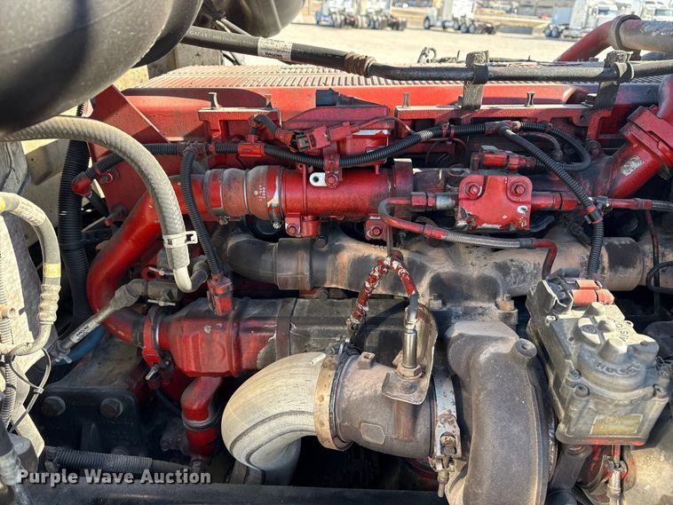 image for item DQ4338 2019 Peterbilt 389 semi truck