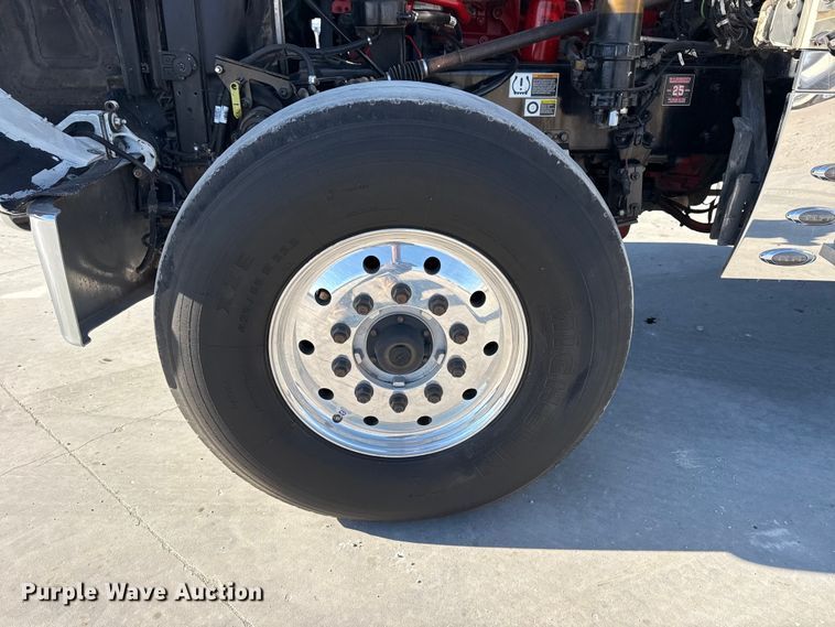 image for item DQ4338 2019 Peterbilt 389 semi truck