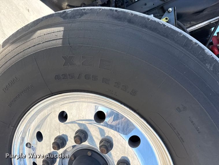 image for item DQ4338 2019 Peterbilt 389 semi truck