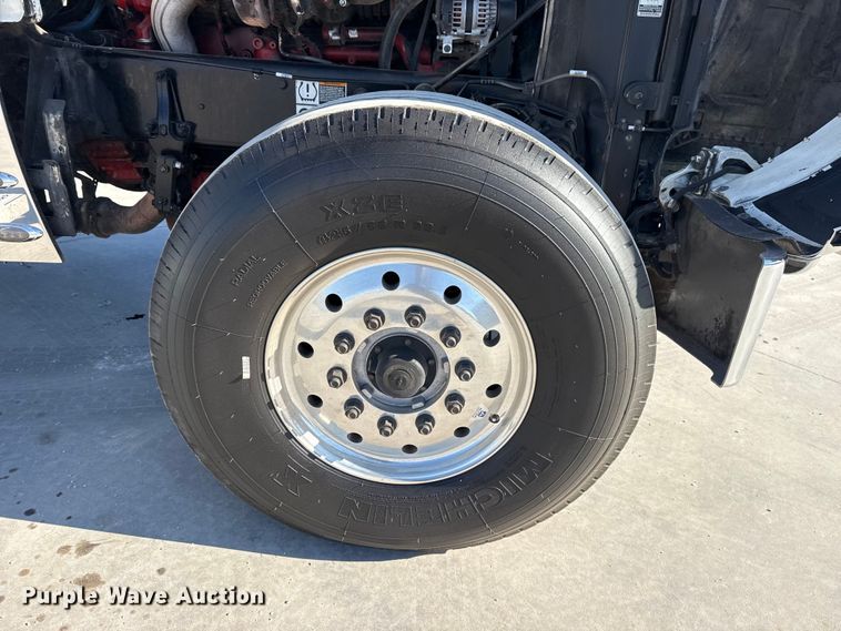 image for item DQ4338 2019 Peterbilt 389 semi truck