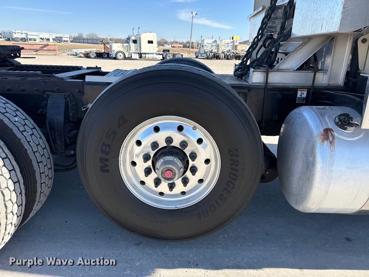 image for item DQ4338 2019 Peterbilt 389 semi truck