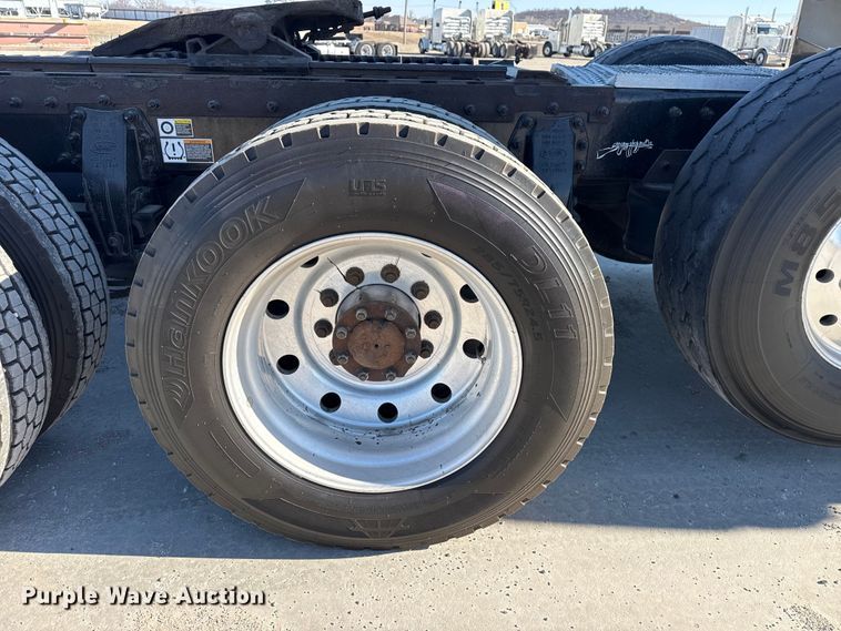 image for item DQ4338 2019 Peterbilt 389 semi truck