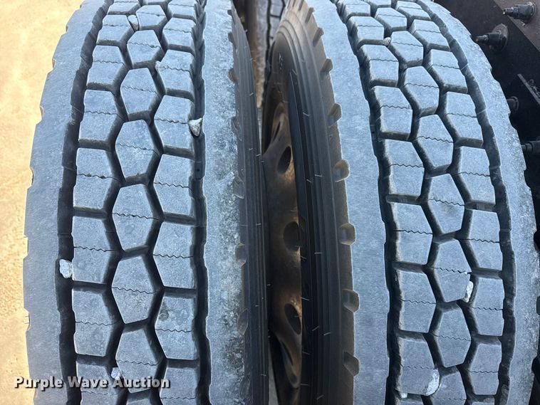 image for item DQ4338 2019 Peterbilt 389 semi truck