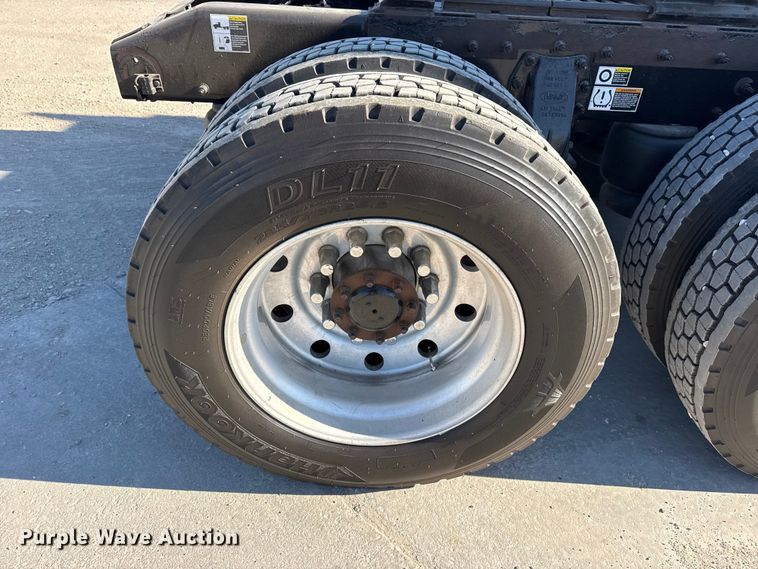 image for item DQ4338 2019 Peterbilt 389 semi truck