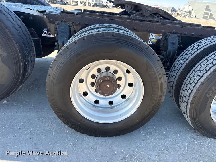 image for item DQ4338 2019 Peterbilt 389 semi truck