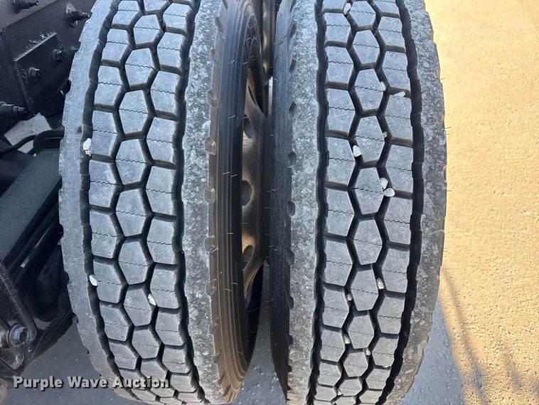 image for item DQ4338 2019 Peterbilt 389 semi truck